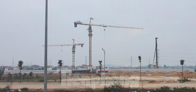 Dự án NOXH Evergreen Bắc Giang (Thị trấn Nếnh, huyện Việt Yên, Bắc Giang) chưa xây dựng xong phần móng, chưa có văn bản thông báo của cơ quan quản lý nhà ở cấp tỉnh về việc nhà ở đủ điều kiện được bán, nhưng đã được rao bán rầm rộ, điều này vi phạm quy định của pháp luật.