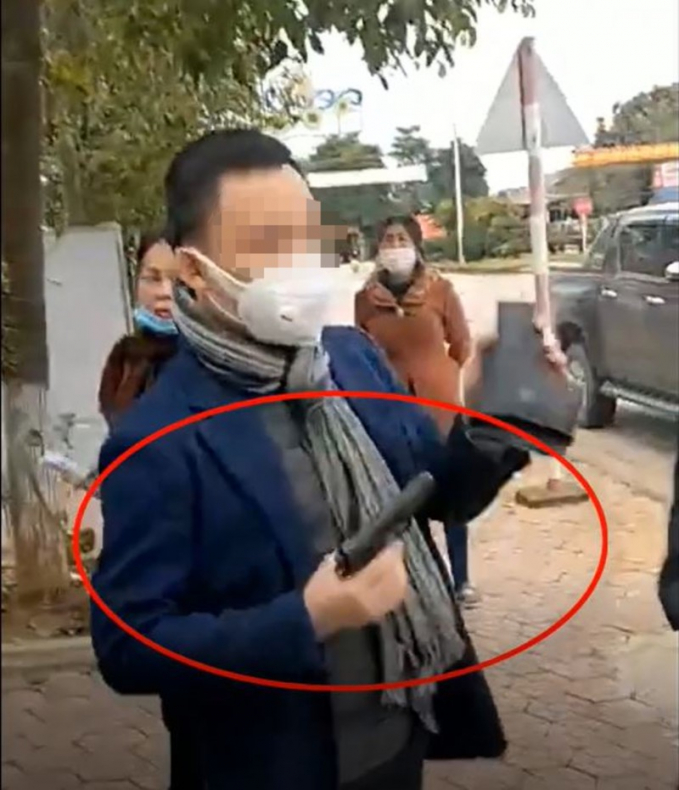Người đàn ông rút súng. Ảnh cắt từ video clip.