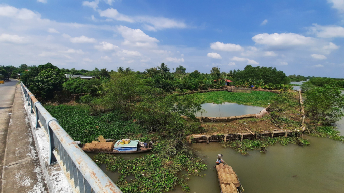 Khu bãi bồi trên đất công được bà Trúc làm kè bê tông cốt thép trái phép khiến người dân bức xúc XUÂN PHÚC