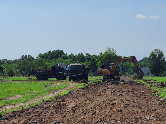 Xe cuốc múc lớp nhựa làm đường trái phép ra khỏi khu đất NGUYỄN LONG