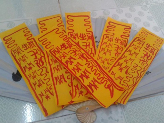 Nếu như ở trước cửa, tường nhà,… hoặc bất kỳ vị trí nào trong nhà nếu thấy dán bùa chú chứng tỏ phong thủy cực kỳ xấu. (Nguồn ảnh: Internet)