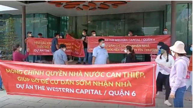 Nhiều khách hàng căng băng rôn tại dự án The Western Capital vào tháng 3/2022