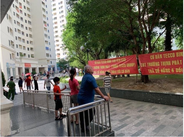 Băng rôn yêu cầu chủ đầu tư trả sổ hồng và đối thoại được treo khắp nơi tại chung cư Tecco Tower Bình Tân (Ảnh: Bạn đọc cung cấp)