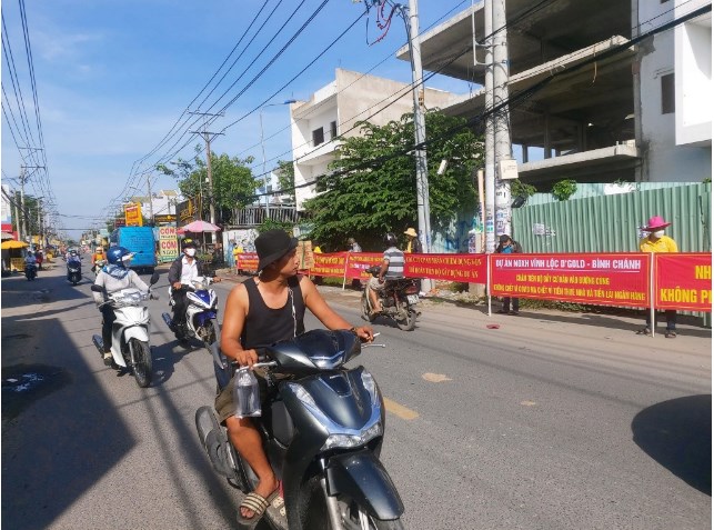 Băng rôn phản đối chủ đầu tư chậm bàn giao nhà được căng ngay tại trước cổng dự án D'gold (Ảnh: Nhóm Chung cư Vĩnh Lộc - D'Gold)