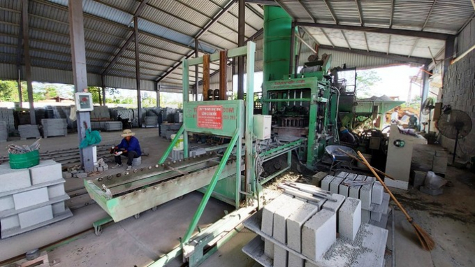 Từ cát tận thu sau xử lý, rác thải xây dựng trở thành gạch không nung