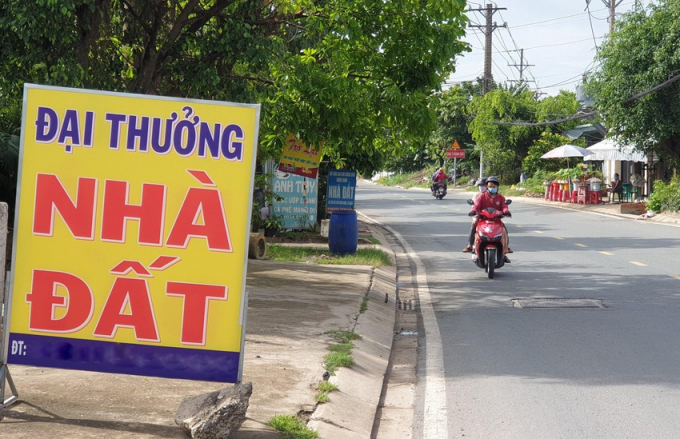 Dịch vụ môi giới nhà đất nhan nhản trên đường Song Lu, huyện Củ Chi. Ảnh: PV