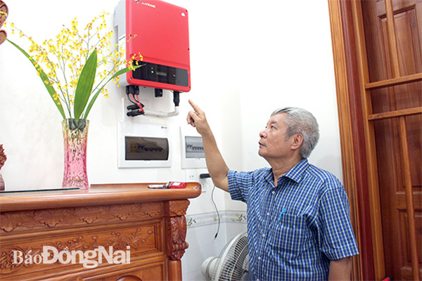 Người dân H.Trảng Bom lắp đặt điện mặt trời trên mái nhà để sử dụng kết hợp bán điện