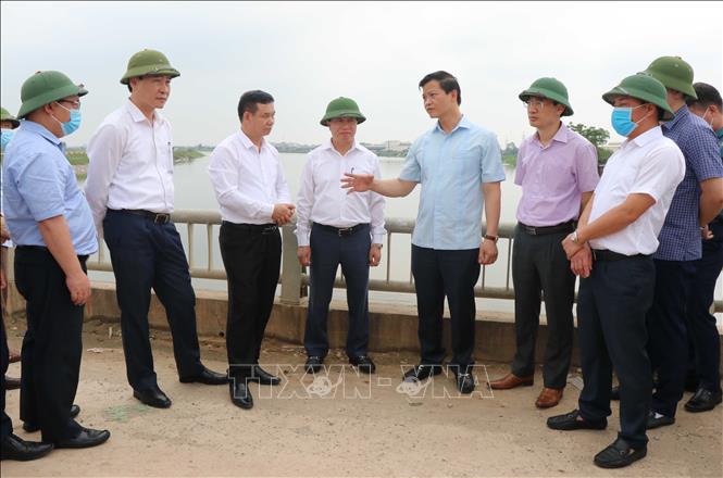 Đoàn công tác đi kiểm tra thực tế tại đập dẫn nước vào sông Ngũ Huyện Khê, thành phố Bắc Ninh