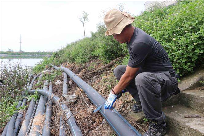 Dỡ bỏ ống nước dẫn nước mặt vào các doanh nghiệp sản xuất giấy tại Phong Khê, thành phố Bắc Ninh
