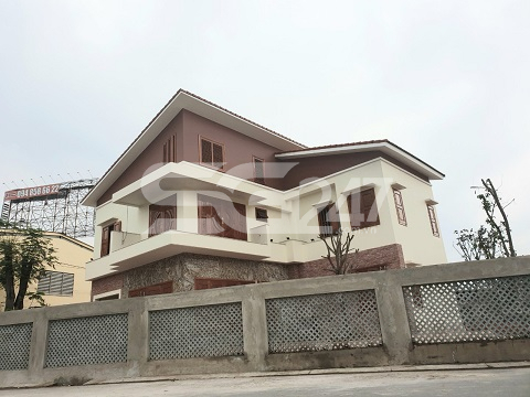 Căn biệt thự được bà Trinh tự do xây dựng không phép dưới sự giám sát của UBND phường Long Bình Tân sau khi bị Đội quản lý trật tự đô thị thành phố Biên Hòa lập biên bản vi phạm hành chính và yêu cầu ngừng thi công