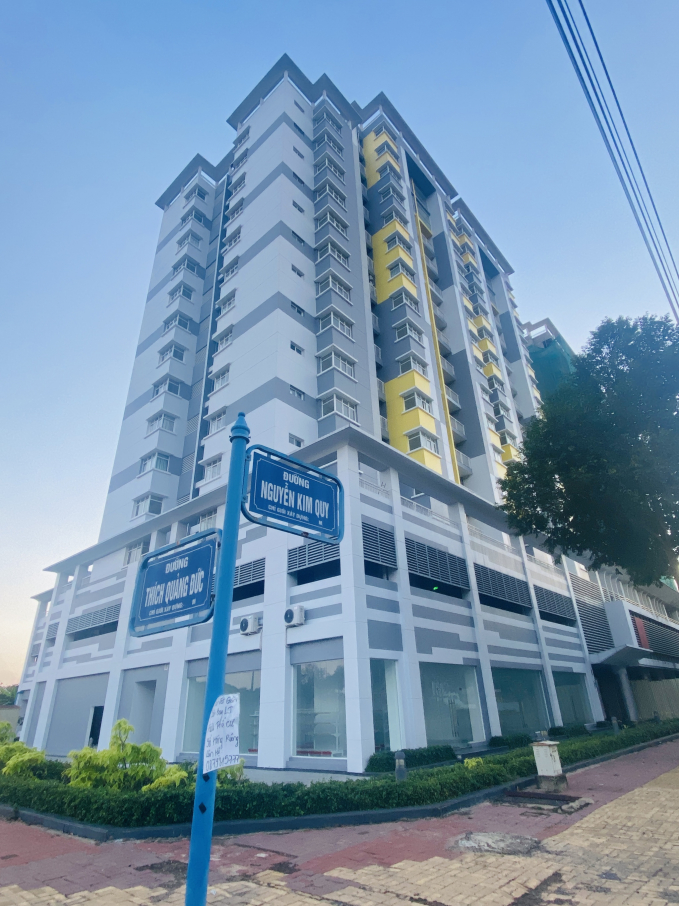 Một khu căn hộ chung cư cao tầng được xây dựng trong trung tâm hành chính Nhơn Trạch nhưng nhiều năm rồi bỏ hoang. Bởi hầu hết những người mua nhắm đến đất nền để chờ tăng giá, dễ dàng lướt sóng khi có cơ hội. (Ảnh: Báo Thanh Niên)