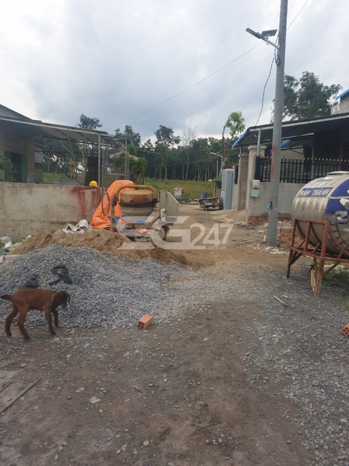 Ngổn ngang vật liệu xây dựng, công cụ dùng để xây nhà tại thửa 126, tờ bản đồ 19, khu phố Tân Lập, phường Phước Tân, Tp. Biên Hòa