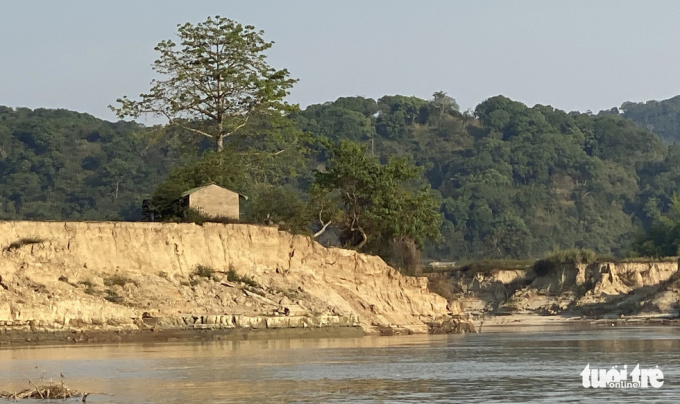 Bờ kè đầu tư hơn 6 tỉ đồng (do thủy điện Buôn Kuốp hỗ trợ) tại xã Nâm N'Đir, Krông Nô, Đắk Nông cũng không thể giữ nổi vì cát bị hút hổng chân - Ảnh: TRUNG TÂN Theo Công ty thủy điện Buôn Kuốp, những năm qua đơn vị đã phối hợp chính quyền các địa phương 6 lần hỗ trợ người dân bị mất đất, mất nhà do xói lở hai bờ sông. Đến nay, đã hỗ trợ 78,2 tỉ đồng cho người dân hai huyện Lắk và Krông Nô bị sạt lở, ngập úng đất, hoa màu. Trong số này có 324 lượt hộ ở huyện Krông Nô với diện tích gần 37ha và 197 lượt hộ ở huyện Lắk với hơn 40ha bị sạt lở. Ngoài ra, công ty cũng đã chi hơn 22 tỉ đồng cho các công trình chống sạt lở, chống ngập và đường dân sinh.