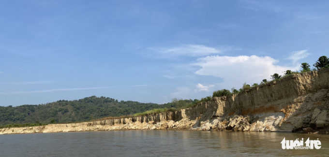 Sông Krông Nô đang bị sạt lở nghiêm trọng - Ảnh: TRUNG TÂN