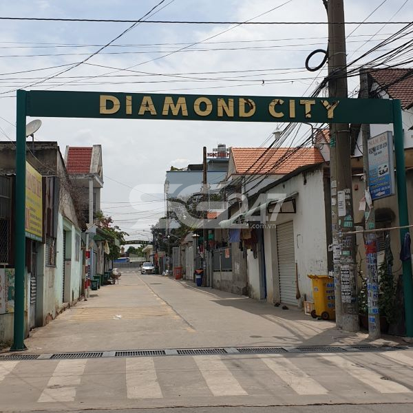 Cổng chào dự án Diamond City ở đầu hẻm 48, đường Nguyễn Văn Tỏ, Khu phố Long Điểm, P. Lòn Bình Tân, Tp. Biên Hòa