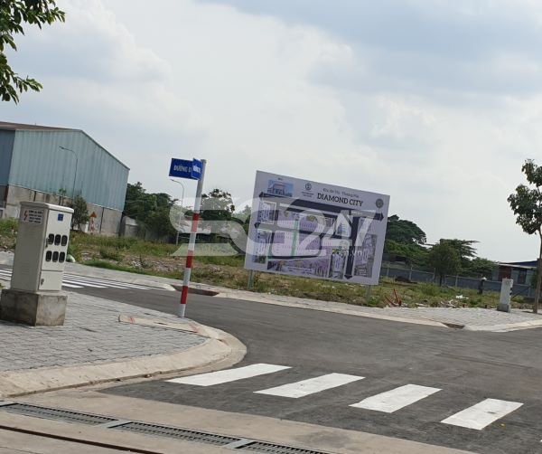 Một góc hạ tầng điện âm, vỉa hè đã lát gạch, bảng sơ đồ phân lô (67 lô đất nền) tại dự án Diamond City của công ty Hùng Đại Dương