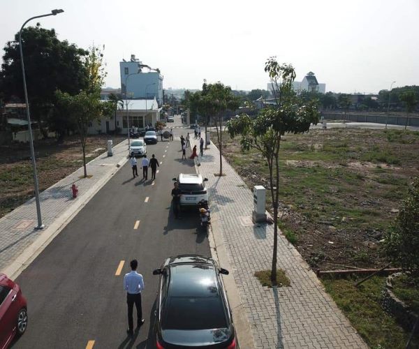 Cả đoàn xe và người đi xem