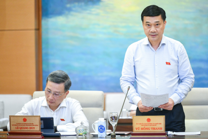 Chủ nhiệm Ủy ban Kinh tế Vũ Hồng Thanh báo cáo thẩm tra với tờ trình của Chính phủ GIA HÂN