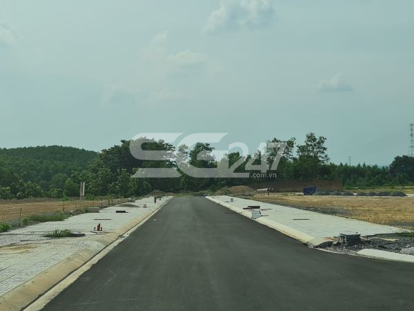 Một đoạn đường nhựa và vỉa hè thẳng tấp bên trong dự án PNR ESTELLA