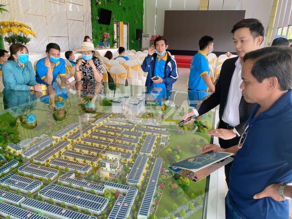 Hình ảnh nhân viên của công ty PN Holding giới thiệu sản phẩm lô nền tại dự PNR ESTELLA