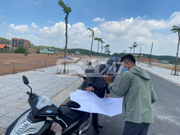 Hình ảnh thực địa việc giới thiệu, tư vấn cho khách hàng tại dự án PNR ESTELLA