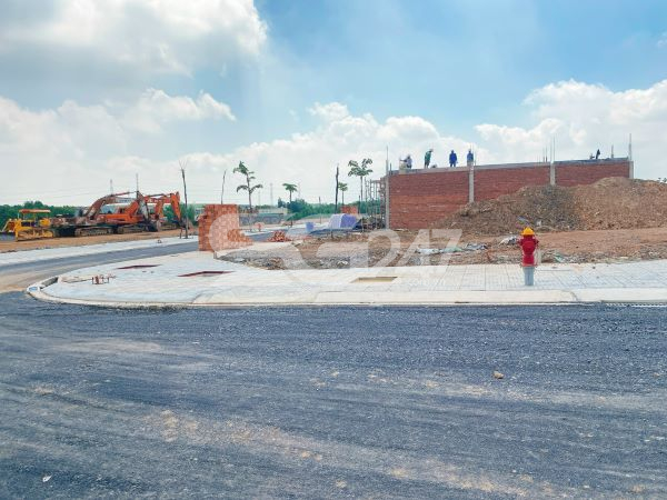 Hình ảnh máy móc, thợ xây phục vụ việc xây dựng bên trong dự án PNR ESTELLA