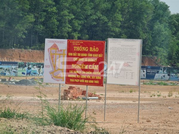 Hình ảnh thửa đất công nằm trong dự án PNR ESTELLA do chính quyền địa phương quản lý được UBND xã Tân An cắm bảng thông báo