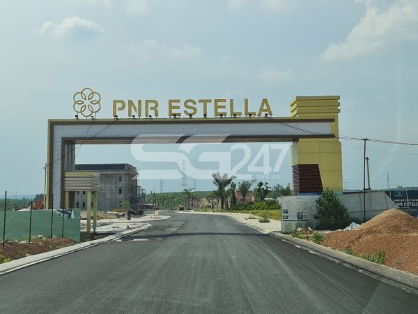 Cổng chào dẫn vào trong dự án PNR ESTELLA