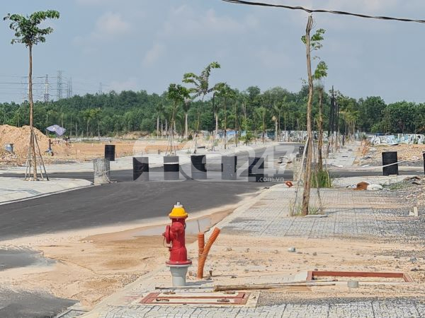 Hình ảnh về hạ tầng (cột cấp nước PCCC, nắp đậy hố ga, vỉa hè,...) trong dự án PNR ESTELLA