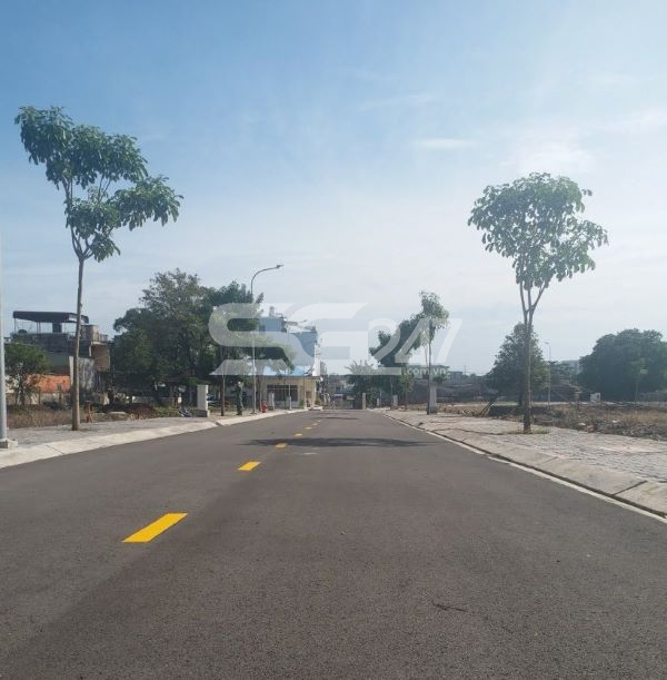Con đường chính bên trong dự án, con đường này được đấu nối trực tiếp với đường hẻm 48 hướng kết nối với đường Nguyễn Văn Tỏ, tại phường Long Bình Tân, thành phố Biên Hòa