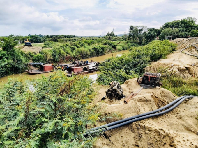 Bãi tập cát kết của Hợp tác xã khai thác cát Đoàn Kết.