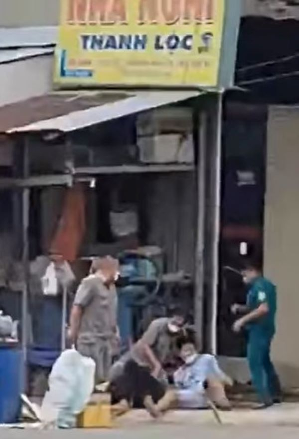 Người đàn ông bị bắt, ngồi