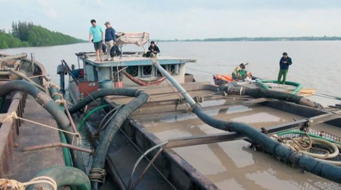Bắt quả tang 2 tàu khai thác cát trái phép trên sông hàm luông