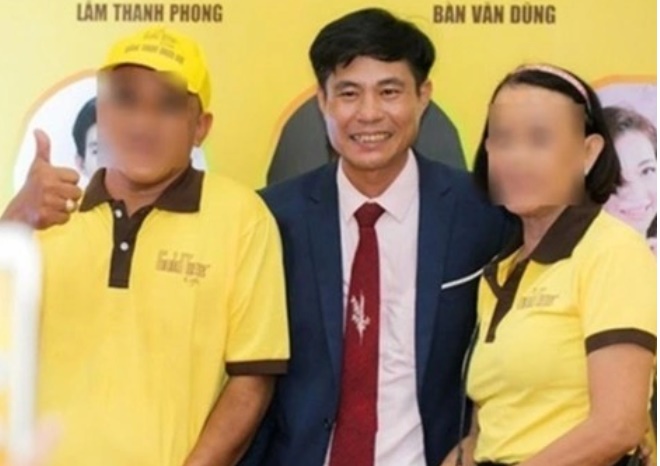 Ông Nguyễn Khắc Đồi (giữa) bị bắt cuối năm 2020.