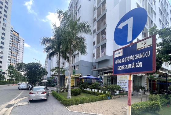Người dân mua nhà ở xã hội Ehome S tại khu đô thị Mizuki Park, xã Bình Hưng, huyện Bình Chánh, mòn mỏi chờ sổ hồng. Ảnh: HOÀNG HÙNG