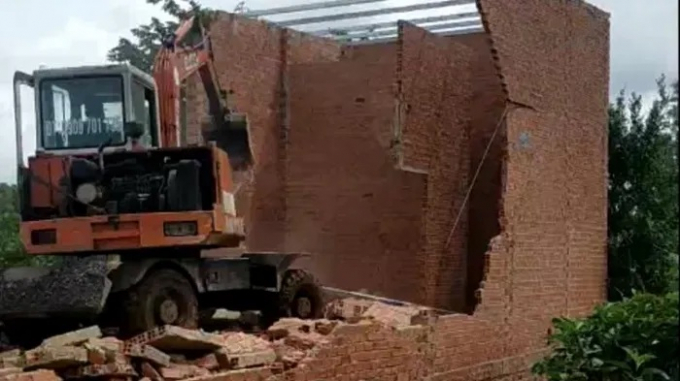 Một căn nhà đang được xây dựng dang dở bị cưỡng chế tháo dỡ.