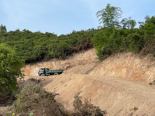 Ông H. đã cho máy móc bạt núi đảo Điệp Sơn. Ảnh L.H