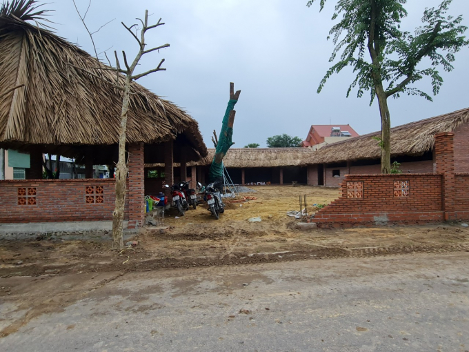 Xây theo kiểu nhà chạy xung quanh, sân vườn ở giữa, đã có bồn cây tròn to đùng giữa sân rồi, hứa hẹn sân mát và đẹp lắm đây.