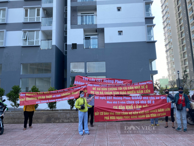 Hàng chục người dân mua căn hộ ở chung cư Western Capital (phường 10, quận 6, TP.HCM) cho rằng 3 năm qua, họ không được chủ đầu tư bàn giao nhà, sáng nay (4/2) đứng trước khu chung cư để đòi nhà vì tiến độ quá chậm. Ảnh: Chinh Hoàng