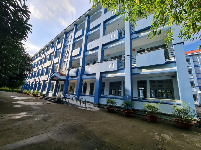 2 dãy khu nội trú (quy mô khoảng 600m2/sàn/khu, chiều cao có trệt, 3 lầu) là khu A và khu B (cũng là khu vực đào tạo môn Giáo dục Quốc phòng và An ninh - tầng trệt)