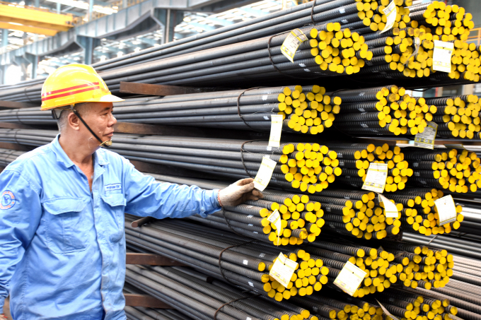 Kiểm tra chất lượng sản phẩm tại Công ty TNHH Thép Vina Kyoei.