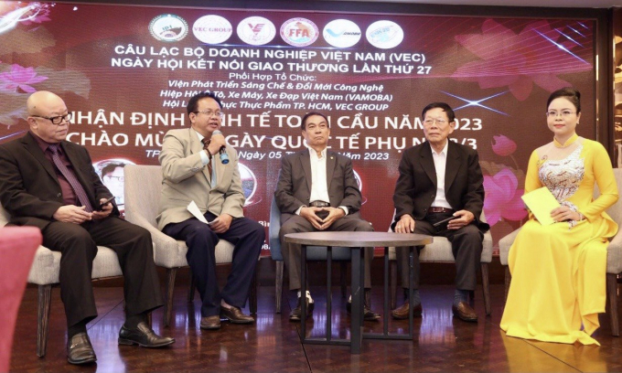 Các chuyên gia chia sẻ thông tin, nhận định tại buổi Tọa đàm.