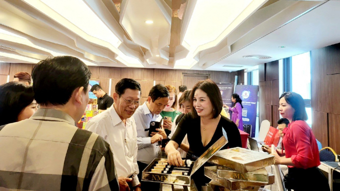 Doanh nghiệp tham dự sự kiện kết nối giới thiệu sản phẩm dịch vụ đến với khách tham quan cùng các chuyên gia kinh tế.