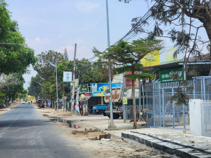 Dù là nhà thầu khá ‘trẻ’ nhưng lại là đơn vị đặc biệt khi chỉ vừa thành lập được vài tháng đã là nhà thầu liên danh chính tại gói thầu số 1, dự án Phủ nhựa mặt đường QL 27B đoạn từ ngã 3 Quảng Đức đến ngã 4 Ông Phúc trị giá gần 3 tỷ đồng do Ban Quản lý dự án đầu tư xây dựng và công trình công cộng huyện Lâm Hà làm chủ đầu tư. Dự án này được phê duyệt ngày 31/10/2019 (tức trước khi nhà thầu thi công chính của dự án thành lập), gói thầu được đăng tải ngày 04/05/2020, hoàn thành thầu vào đầu tháng 06/2020. Sau đó, công ty này dự thầu gói nào là trúng gói đó