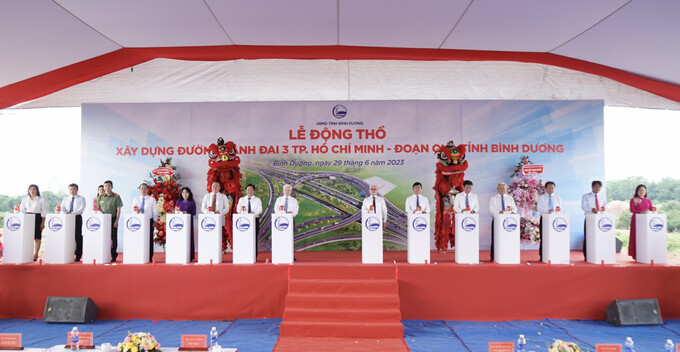 Lãnh đạo tỉnh và các đại biểu nhấn nút động thổ dự án đường Vành đai 3 TP.Hồ Chí Minh đoạn qua tỉnh Bình Dương. Ảnh báo Bình Dương