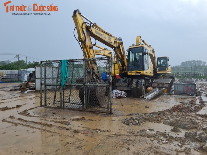 Sau gần 5 tháng được khởi công, việc thi công cầu Thống Nhất và phần đường dẫn 2 đầu cầu gần như… đứng im.