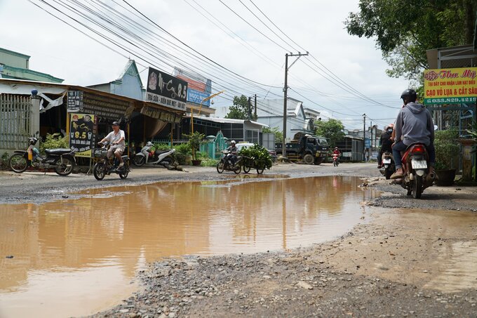 Đường Tà Lài - Trà Cổ hay còn gọi là đường DT 774B thuộc huyện Tân Phú có chiều dài khoảng 50 km đi qua địa bàn nhiều xã, thị trấn xuống cấp nghiêm trọng.