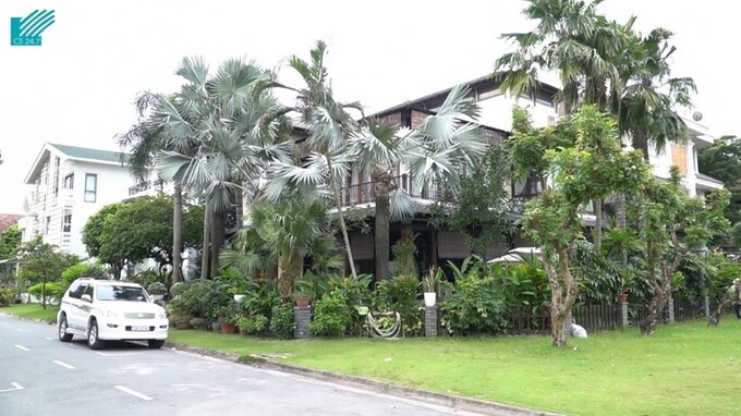 Căn biệt thự được thiết kế với phong cách Đông Dương cổ điển, xung quanh là khuôn viên xanh mát. Ảnh: Internet