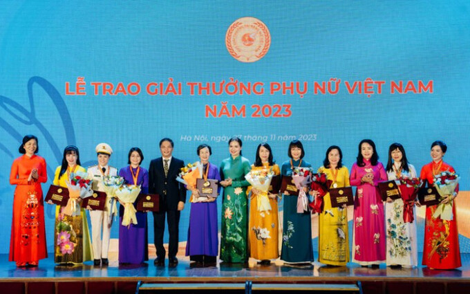 Bà Đinh Thị Mỹ Phượng (thứ 4 từ phải sang) cùng các chị nhận Giải thưởng Phụ nữ Việt Nam năm 2023