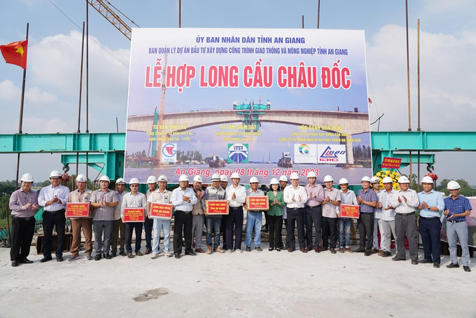 Lãnh đạo tỉnh An Giang tặng quà các đơn vị thi công cầu Châu Đốc